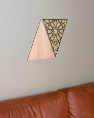 Trekantet vægpanel i egetræsfiner og guld med geometrisk mønster