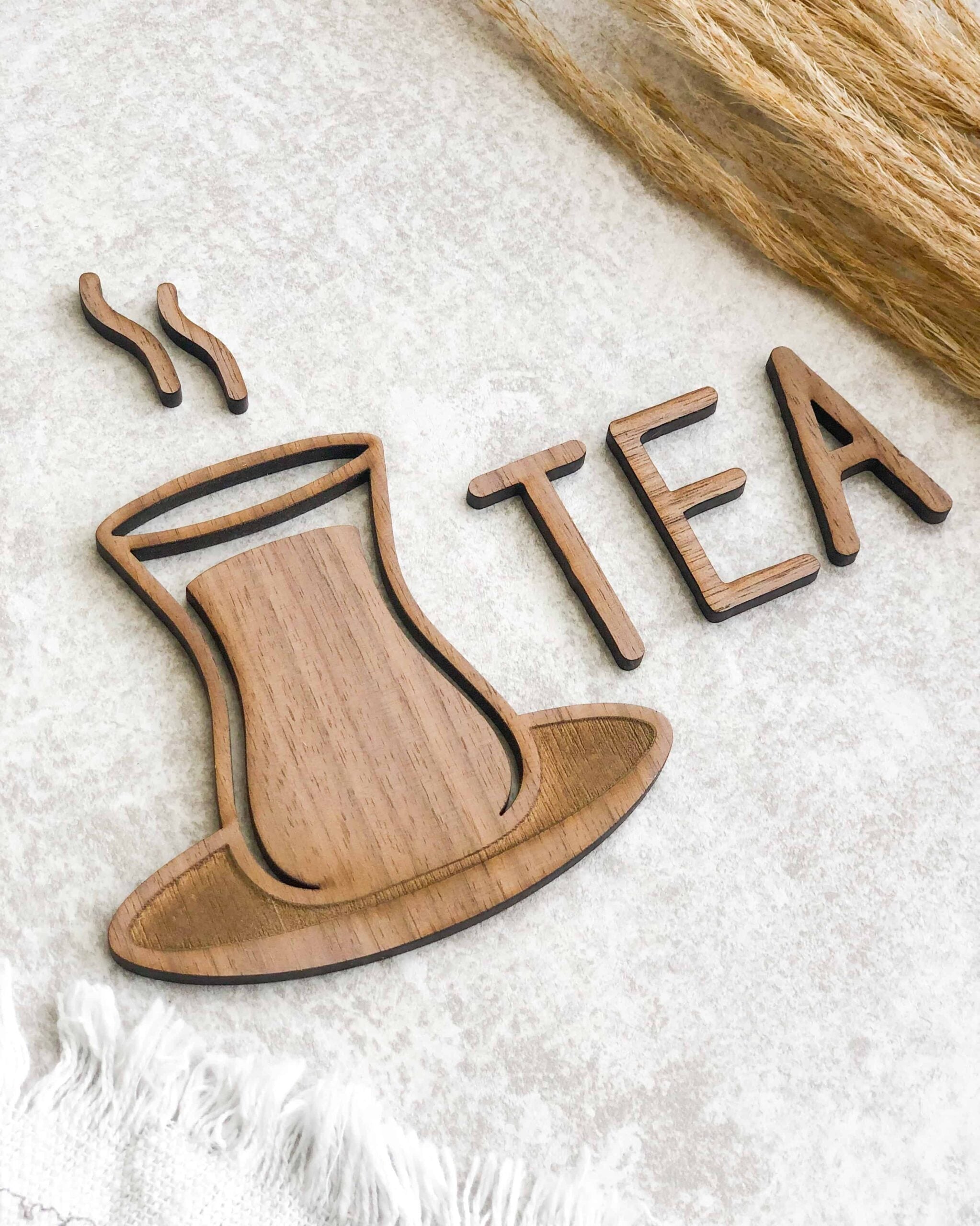 Tyrkisk og bosnisk te-skilt med tekande og teksten TEA i egefinér, valnødsfinér eller spejlakryl