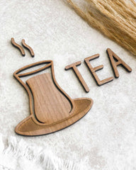 Tyrkisk og bosnisk te-skilt med tekande og teksten TEA i egefinér, valnødsfinér eller spejlakryl