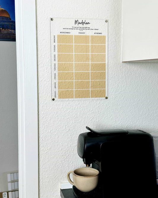 Madplan i klar akryl med plads til planlægning af måltider fra mandag til søndag